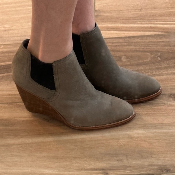 Excellent Condition! Cole Haan - Balthasar Bootie - size 9 - Greystone - Picture 6 of 7